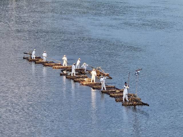영월군의 올해 제26회 동강뗏목축제가 2일 개막된 가운데 청정 동강에서 전통 방식으로 제작된 뗏목 시연이 펼쳐지고 있다.