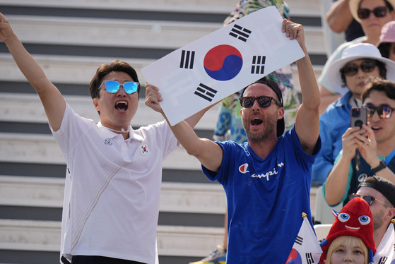 Fans cheer on Korea during the archery individual elimination round in Paris on Thursday.  [AP/YONHAP]