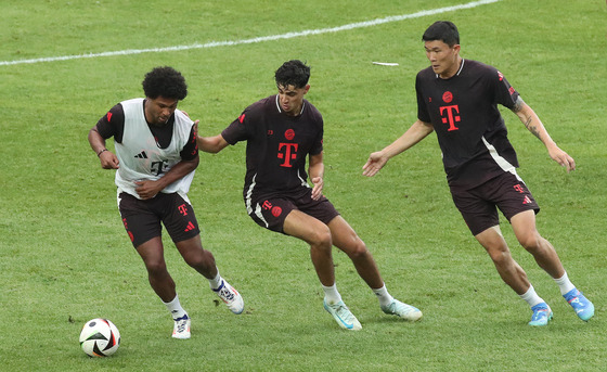 Bayern Munich defender Kim Min-jae, right, trains with his teammates at Seoul World Cup Stadium in western Seoul on Friday. [NEWS1]