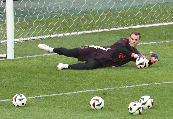 Bayern Munich goalkeeper Manuel Neuer trains at Seoul World Cup Stadium in western Seoul on Friday. [NEWS1]