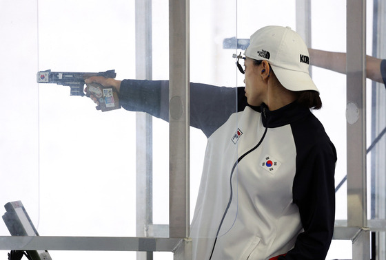 Korean shooter Kim Ye-ji competes in the 25-meter women’s qualificaiton round in Chateauroux, France on Friday. [JOINT PRESS CORPS]