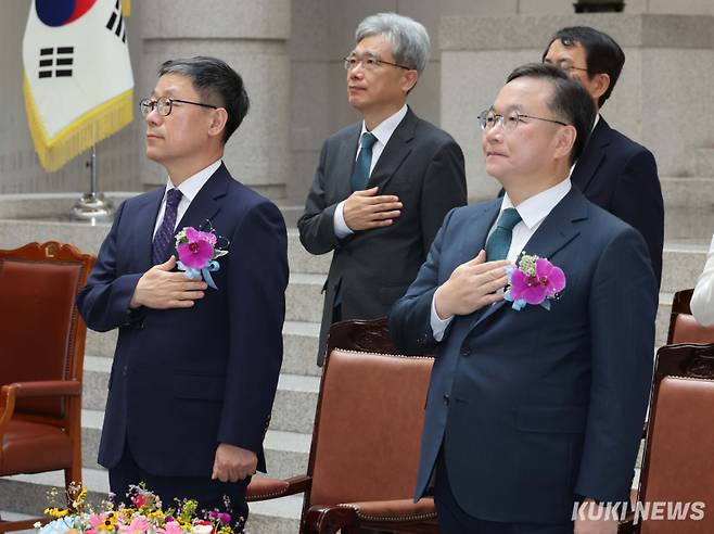 노경필·박영재 신임 대법관(앞줄 왼쪽부터)이 2일 서울 서초구 대법원에서 열린 대법관 취임식에서 국민의례를 하고 있다.&nbsp;