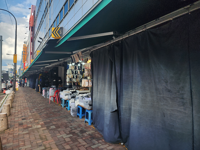 동대문패션타운 평화시장 1층 매장 곳곳의 문이 닫혀있다. [김금이 기자]