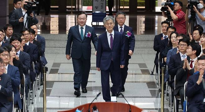 2일 서울 서초구 대법원에서 열린 대법관 취임식에 박영재(왼쪽)·노경필(오른쪽) 신임 대법관과 조희대 대법원장(가운데)이 입장하고 있다.  한주형 기자