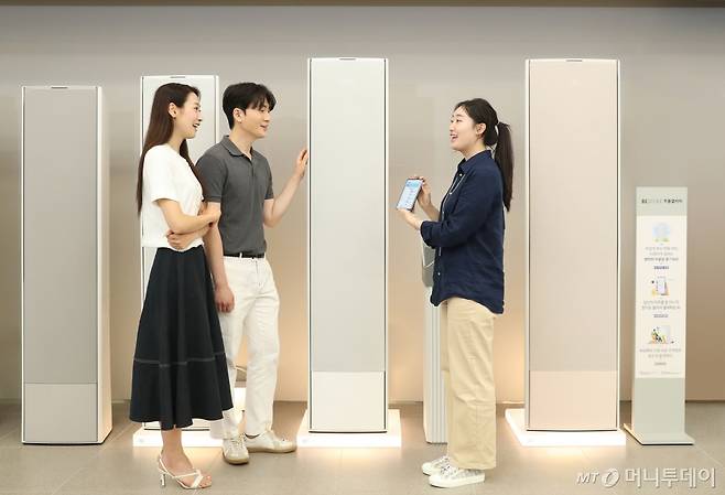(서울=뉴스1) 박지혜 기자 = 6월부터 무더위가 기승을 부리면서 올여름 역대급 폭염이 예상되는 가운데 인공지능(AI) 기능을 강화한 삼성전자 가정용 에어컨이 지난주 일평균 1만대 이상 팔린 것으로 집계됐다. 삼성전자는 지난 17일~21일 자사 가정용 에어컨 기준 국내 일일판매량을 집계한 결과 일평균 1만대 이상 판매됐다고 23일 밝혔다. 5일간 1분에 7대 이상 판매된 셈이다. 사진은 삼성스토어 서초 매니저가 소비자들에게 '비스포크 AI 무풍 갤러리'를 안내하고 있는 모습. (삼성전자 제공) 2024.6.23/뉴스1 Copy /사진=(서울=뉴스1) 박지혜 기자