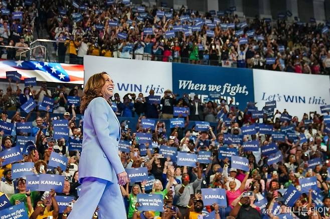 (애틀랜타 AFP=뉴스1) 우동명 기자 = 카멀라 해리스 미국 부통령이 30일(현지시간) 조지아주 애틀랜타에서 열린 선거 행사에 도착을 하고 있다. 2024.07.31 ⓒ AFP=뉴스1 Copyright (C) 뉴스1. All rights reserved. 무단 전재 및 재배포, AI학습 이용 금지. /사진=(애틀랜타 AFP=뉴스1) 우동명 기자