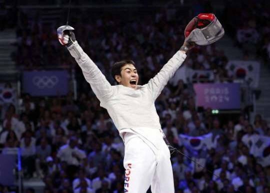 지난달 31일(현지시간) 프랑스 파리 그랑 팔레에서 열린 파리올림픽 펜싱 남자 사브르 단체 결승전에서 교체 투입된 도경동이 연속 득점을 한 뒤 환호하고 있다. 연합뉴스