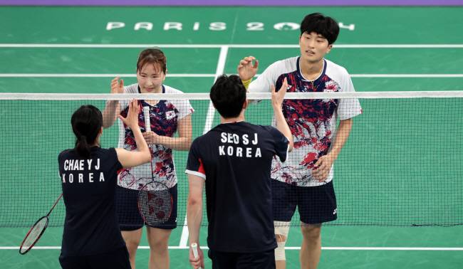 다 쏟아낸 ‘집안대결’ 정나은(왼쪽 두 번째)과 김원호(〃 네 번째)가 2일 오전 프랑스 파리의 포르트드라샤펠 경기장에서 열린 2024 파리올림픽 배드민턴 혼합복식 4강전에서 승리한 후 서승재-채유정 조와 인사를 나누고 있다.  연합뉴스