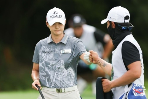 11번 홀에서 첫 버디를 잡고 캐디와 주먹을 부딪히고 있는 박성현. [사진=KLPGA]