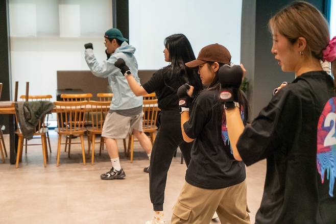 지난 5월 러쉬코리아가 도입한 헬스 복지 제도.스포츠 지도사, 필라테스 자격증 등 운동 지도자로서의 자격증을 소지한 러쉬코리아 본사 소속 직원이 주1회 6주간 복싱과 필라테스 수업을 진행한다. [러쉬코리아 제공]