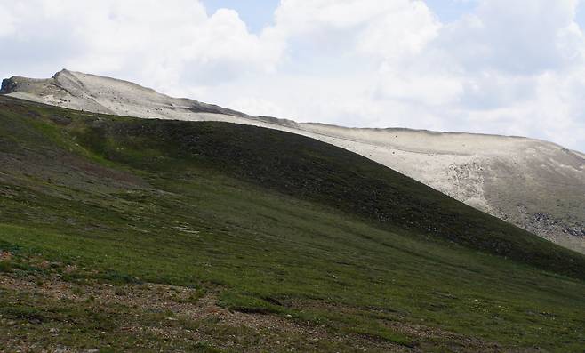 백두산이 백두인 이유. 화산재가 응고돼 산 머리가 하얗다. [함영훈 기자]