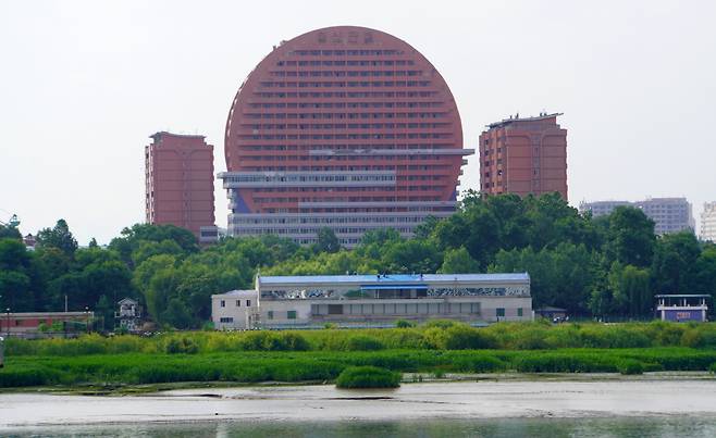 압록강 단교에서 본 신의주의 북한 호텔 [함영훈 기자]