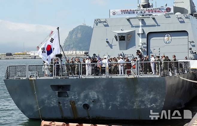 [부산=뉴시스] 하경민 기자 = 주한미해군사령부 진급식이 열린 2일 부산 남구 해군작전사령부 부산작전기지 부두에 정박 중인 신형 호위함 '경남함'(FFG-Ⅱ)에서 미 장교들이 진급 소감을 밝히고 있다.  대한민국 해군 함정에서 열린 미 해군 진급식은 한미 동맹 71년 역사상 이번이 최초다. 2024.08.02. yulnetphoto@newsis.com