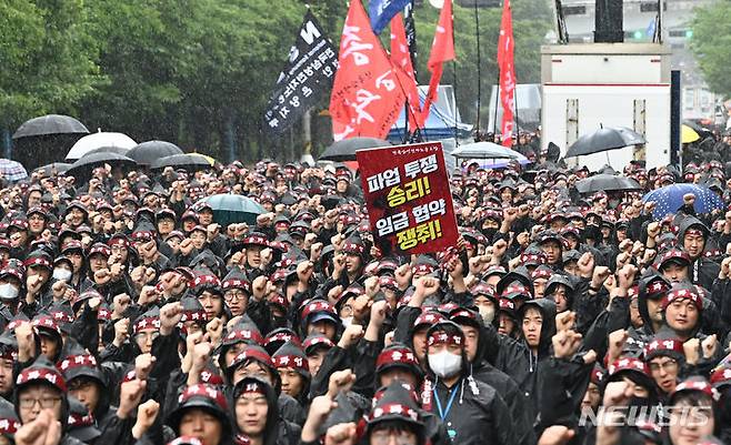 [화성=뉴시스] 김종택 기자 = 삼성전자 최대 노조인 전국삼성전자노동조합(전삼노)이 총파업에 돌입한 8일 경기도 화성시 삼성전자 화성사업장 정문 앞에서 총파업 결의대회에 참가한 조합원들이 구호를 외치고 있다. 2024.07.08. jtk@newsis.com