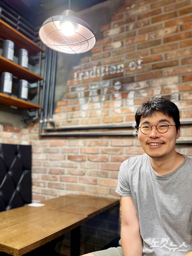 노컷뉴스 인터뷰 하고 있는 웹툰 '뼈왕' 유성연 작가. 김민수 기자