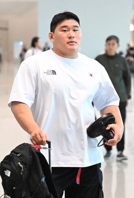 [OSEN=인천공항, 김성락 기자] 2024 파리올림픽’에 출전하는 유도 대표팀이 18일 오전 인천국제공항을 통해 프랑스 파리로 출국했다.’2024 파리올림픽’은 오는 7월 26일 시작해 8월 11일까지 진행된다.유도 대표팀 김민종이 출국장으로 향하고 있다. 2024.07.18 / ksl0919@osen.co.kr
