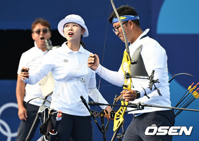 [OSEN=파리(프랑스), 최규한 기자] 2일(한국시간) 프랑스 파리 레쟁발리드에서 ‘2024 파리올림픽’ 양궁 혼성단체 16강전 한국 김우진-임시현 조와 대만 레이 젠잉-다이 여우쉬안의 경기가 열렸다.한국 김우진-임시현 조는 슛오프 끝에 5대4(37-35 39-37 37-38 20-19)로 대만을 잡아내며 8강에 진출했다. 김우진-임시현 조가 환호하고 있다. 2024.08.02 / dreamer@osen.co.kr