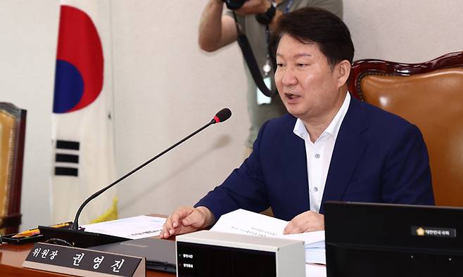국민의힘 소속 권영진 국토교통위원회 국토법안심사소위원장이 1일 서울 여의도 국회에서 열린 전세사기피해자 지원 및 주거 안정에 관한 특별법 일부개정법률안 관련 국토교통위원회 국토법안심사소위원회에서 발언하고 있다. 뉴스1