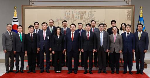 윤석열 대통령이 2일 서울 용산 대통령실 청사에서 열린 임명장 및 재외공관장 신임장 수여식에서 장관, 참모진 등과 기념촬영을 하고 있다. 대통령실은 3실장(비서실장, 정책실장, 국가안보실장)·8수석(정무·홍보·민정·시민사회·경제·사회·과학기술·저출생대응) 체제로 구성을 마쳤다. 앞줄 왼쪽부터 전광삼 시민사회수석, 이도운 홍보수석, 성태윤 정책실장, 정진석 대통령 비서실장, 유혜미 저출생대응수석, 윤 대통령, 저출생대응수석 배우자, 장호진 국가안보실장, 홍철호 정무수석, 김주현 민정수석, 김태효 국가안보실 1차장. 뒷줄 왼쪽부터 김용현 경호처장, 박상욱 과학기술수석, 장상윤 사회수석, 박춘섭 경제수석, 왕윤종 국가안보실 3차장, 이정민 인사제도비서관, 이충면 외교비서관, 정혜전 대변인.&nbsp; &nbsp; 연합뉴스
