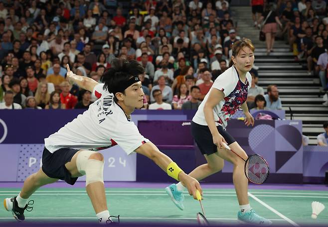 ▲ 경기 중 구토까지 할 정도로 체력소모가 심했다. 무려 1시간 17분 동안 한치의 양보도 없는 명품 대결이 펼쳐졌다. 대표팀 한솥밥을 먹고 있고, 국제대회에서도 5번이나 만나봤던 사이라 너무 잘 알고 있어 치열한 싸움이 전개됐다. 최종 승자는 김원호, 정나은. 2일(이하 한국시간) 프랑스 파리 포르트 드 라샤펠 아레나에서 열린 2024 파리 올림픽 배드민턴 혼합복식 준결승에서 서승재, 채유정을 게임스코어 2-1(21-16, 20-22, 23-21)로 이겼다. 결승 진출이다. 2008년 대회 이용대, 이효정 이후 처음으로 배드민턴 혼합복식에서 올림픽 금메달을 노린다. 서승재, 채유정은 동메달 결정전으로 향한다. 배드민턴 혼합복식 세계랭킹 2위로 금메달 유력후보라는 얘기를 들었지만, 준결승에서 뜻하지 않게 패배했다 ⓒ 연합뉴스