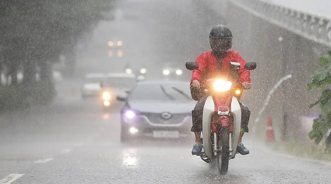 배달 노동자들이 '기후실업급여' 시행을 촉구하고 나섰지만, 정부 차원의 논의는 아직 없다.[사진=연합뉴스]