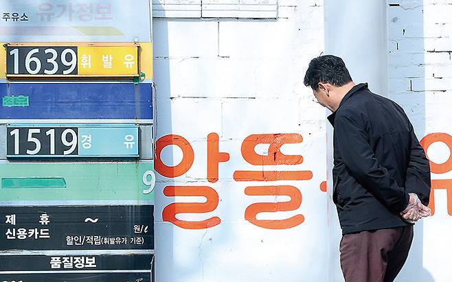 정부가 알뜰주유소를 위한 인센티브를 약속하자 형평성 논란이 끊이지 않고 있다.[사진=뉴시스]