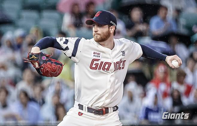 롯데는 3일 울산 문수야구장에서 '2024 신한 SOL Bank KBO 리그' LG와 주말 3연전 두 번째 경기 선발 투수로 반즈를 예고했다. 롯데 자이언츠