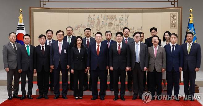 대통령실 3실장 8수석 체제 구성 완료 (서울=연합뉴스) 홍해인 기자 = 윤석열 대통령이 2일 서울 용산 대통령실 청사에서 열린 임명장 및 재외공관장 신임장 수여식에서 장관, 참모진 등과 기념촬영을 하고 있다.
    대통령실은 3실장(비서실장, 정책실장, 국가안보실장)·8수석(정무·홍보·민정·시민사회·경제·사회·과학기술·저출생대응) 체제로 구성을 마쳤다.
    앞줄 왼쪽부터 전광삼 시민사회수석, 이도운 홍보수석, 성태윤 정책실장, 정진석 대통령 비서실장, 유혜미 저출생대응수석, 윤 대통령, 저출생대응수석 배우자, 장호진 국가안보실장, 홍철호 정무수석, 김주현 민정수석, 김태효 국가안보실 1차장.
    뒷줄 왼쪽부터 김용현 경호처장, 박상욱 과학기술수석, 장상윤 사회수석, 박춘섭 경제수석, 왕윤종 국가안보실 3차장, 이정민 인사제도비서관, 이충면 외교비서관, 정혜전 대변인. 2024.8.2 2024.8.2 hihong@yna.co.kr