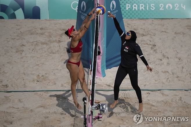 스페인 팀과 경기하는 엘그호바시(오른쪽) [AP=연합뉴스]