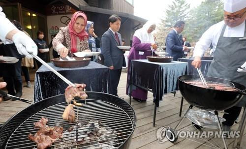 '할랄 인증 한우에요'  (춘천=연합뉴스) 이상학 기자 = 9일 강원 춘천시 남이섬에서 주한 이슬람권 외교관 초청 국내 첫 할랄 인증 한우 시식회가 열려 참석인사들이 한우를 시식하고 있다.  2019.4.9
    hak@yna.co.kr
(끝)