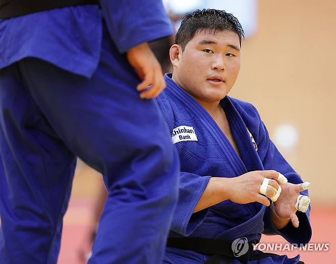 잠시 숨 고르는 김민종 (진천=연합뉴스) 김도훈 기자 = 13일 오전 충북 진천국가대표선수촌 필승관에서 열린 2024 파리 하계올림픽 유도 대표팀 미디어데이 행사에서 김민종이 훈련 중 잠시 숨을 고르고 있다. 2024.6.13 superdoo82@yna.co.kr