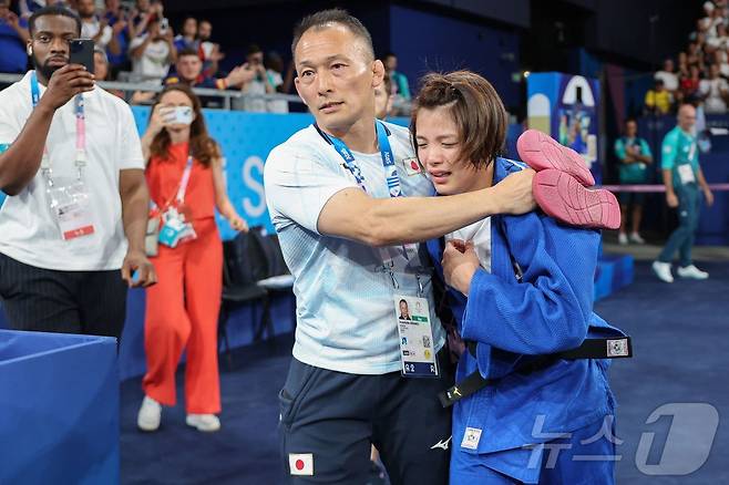 일본 여자 유도대표팀 아베 우타가 여자 52㎏급 16강전에서 한판패를 당한 뒤 오열하고 있다.ⓒ AFP=뉴스1