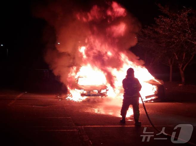 3일 제주 서귀포시에서 발생한 차량 화재 현장,(제주서부소방서 제공)