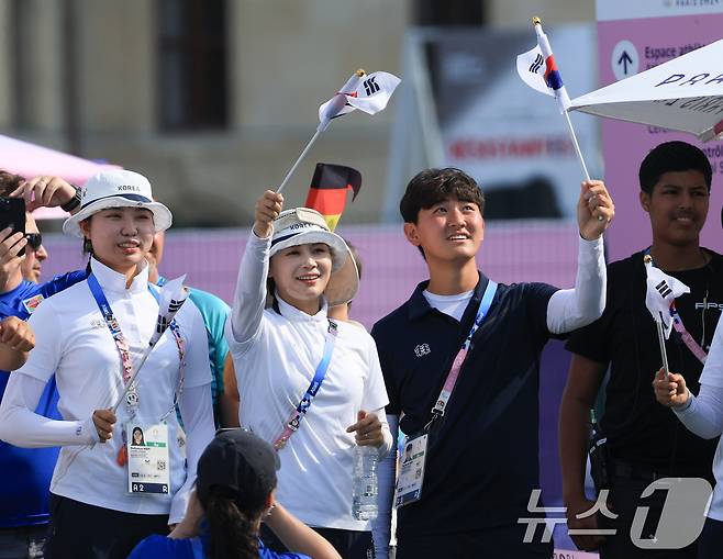 대한민국 양궁 대표팀 남수현(왼쪽부터), 정훈영, 김제덕이 2일 오후(한국시간) 프랑스 파리 앵발리드에서 진행된 파리올림픽 양궁 혼성 단체 금메달 결정전 대한민국 김우진, 임시현과 독일의 미셸 크로펜, 플로리안 칼룬드 조와의 경기를 찾아 금메달을 획득한 선수들을 응원하고 있다. 2024.8.2/뉴스1 ⓒ News1 박정호 기자