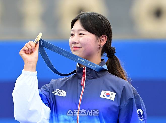 양궁 국가대표 임시현이 3일(한국 시간) 프랑스 파리 앵발리드에서 열린 파리올림픽 양궁 여자 개인전에서 금메달을 따며 3관왕에 오른 뒤 시상대 위에서  관중석을 향해 메달을 내보이고 있다. 2024. 8. 3.  파리 | 박진업 기자 upandup@sportsseoul.com