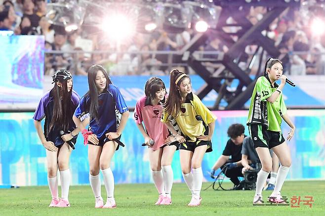 토트넘 홋스퍼 대 FC 바이에른 뮌헨의 '2024 쿠팡플레이시리즈' 2차전에서 그룹 뉴진스가 하프타임 축하 공연을 선보이고 있다. ⓒ이혜영 기자 lhy@hankooki.com