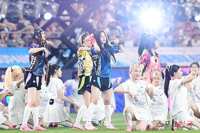 토트넘 홋스퍼 대 FC 바이에른 뮌헨의 '2024 쿠팡플레이시리즈' 2차전에서 그룹 뉴진스가 하프타임 축하 공연을 선보이고 있다. ⓒ이혜영 기자 lhy@hankooki.com