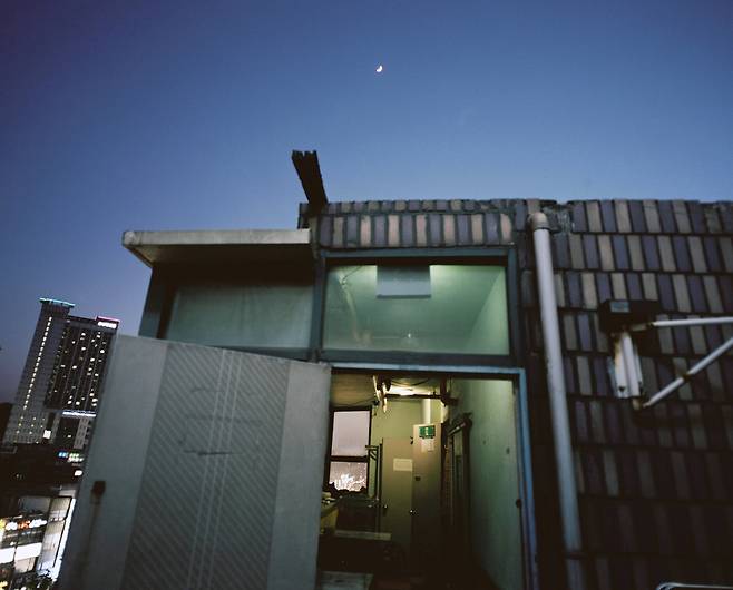 2016년 신림동 고시텔 휴게실, 저녁 하늘에 달이 떠 있다/ 사진가 심규동