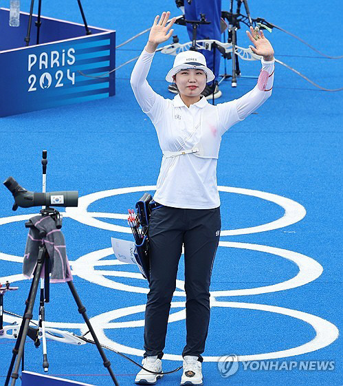 3일(현지시간) 프랑스 파리 레쟁발리드에서 열린 2024 파리올림픽 양궁 여자 개인 8강전에서 인도의 디피카 쿠마리를 이기고 준결승에 진출한 남수현이 기뻐하고 있다. 연합뉴스