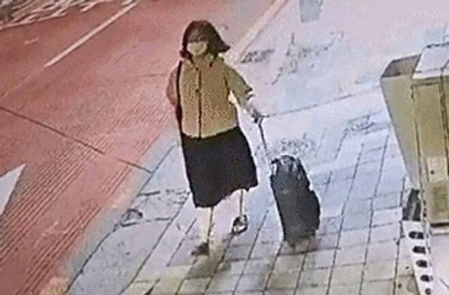 지난해 범행 당시 부산 20대 여성을 살해한 뒤 정유정이 자신의 집으로 가 캐리어를 챙겨 다시 피해자 집으로 향하고 있다. CBS 유튜브 캡처