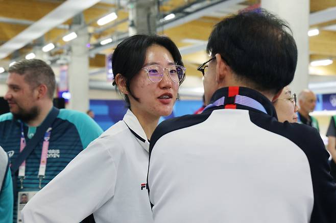 <yonhap photo-4930=""> 대화하는 장갑석 감독과 양지인 (샤토루[프랑스]=연합뉴스) 임화영 기자 = 26일(현지시간) 프랑스 샤토루 슈팅 센터에서 2024 파리올림픽 25m 권총에 출전하는 사격 대표팀 양지인과 장갑석 감독이 대화하고 있다. 2024.7.26 hwayoung7@yna.co.kr/2024-07-26 22:08:09/ <저작권자 ⓒ 1980-2024 ㈜연합뉴스. 무단 전재 재배포 금지, AI 학습 및 활용 금지></yonhap>