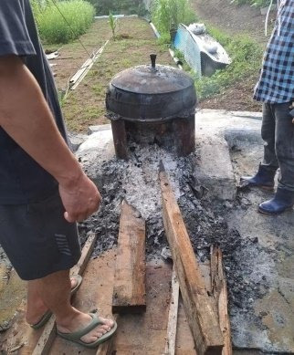 이웃 반려견을 훔쳐 가마솥에 태웠다는 의혹을 받는 70대 남성이 경찰 조사 결과 실제 범인으로 밝혀졌다. 온라인커뮤니티 캡처