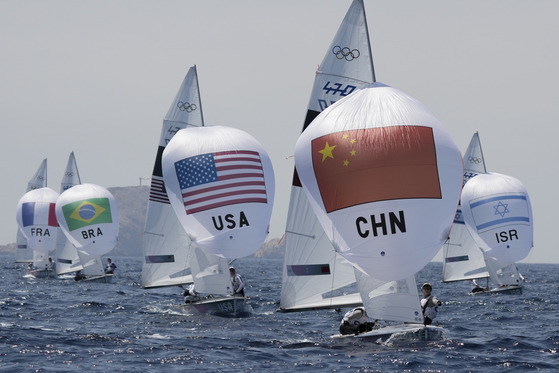 Xu Zangjun and Lv Yixiao of China compete in a mixed dinghy race in Marseille, France on Friday.  [AP/YONHAP]