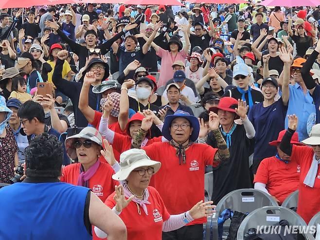 2024 화천토마토축제 사흘째인 3일 화천군 사내면 문화마을 축제장에서 관광객들이 공연을 즐기고 있다.