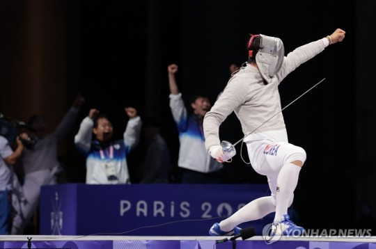 오상욱이 2024 파리올림픽 펜싱 사브르 남자 단체 헝가리와 결승에서 득점한 뒤 환호하고 있다. [파리=연합뉴스]