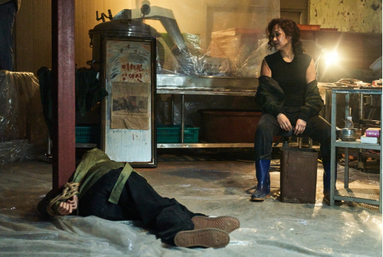 정은지가 배해선의 인질로 잡혔다.사진=삼화네트웍스, SLL 제공