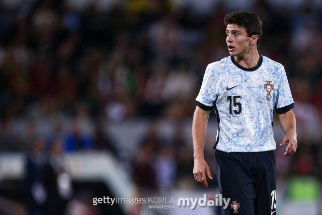 프랑스 매체 풋메르카토는 3일(한국시간) 'PSG가 올 여름 이적시장 두 번째 영입을 확정했다'며 'PSG는 미드필더진 강화를 위해 벤피카 출신 유망주 네베스를 영입했다. 오랜 협상 끝에 네베스는 향후 5년 동안 PSG 선수가 될 것이다. 벤피카의 루이 코스타 회장은 네베스가 파리로 떠난다고 밝혔다'고 전했다./게티이미지코리아