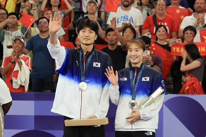 2일 오후(현지시각) 프랑스 파리 포르트 드 라 샤펠 아레나에서 열린 2024 파리 올림픽대회 배드민턴 혼합 복식 금메달 결정전에 패배 후 시상식에서 김원호-정나은이 은메달을 목에 걸고 손을 흔들고 있다. 2024.8.02. 파리=이상섭 기자