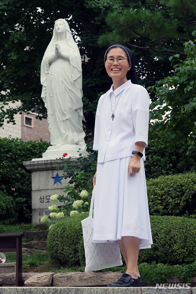 [서울=뉴시스] 박진희 기자 = 한국천주교 여자수도회장상연합회 생명평화분과 ‘탈리타쿰 코리아’ 위원회 위원장 배미애(마리진) 수녀가 지난달 30일 서울 중구 명동성당에서 인터뷰에 앞서 사진 촬영을 하고 있다. '탈리타쿰'은 세계여자수도회 총원장 국제연합회(UISG)가 인신매매 문제에 대응하기 위해 만든 국제네트워크다. 2024.08.03. pak7130@newsis.com