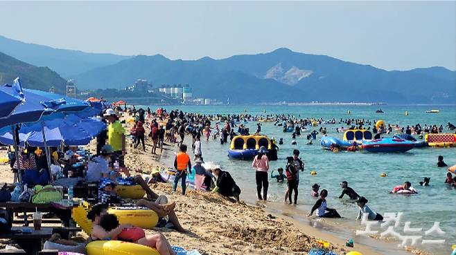 주말인 3일 동해 망상해수욕장을 찾은 피서객들이 물놀이를 즐기며 더위를 식히고 있다. 전영래 기자